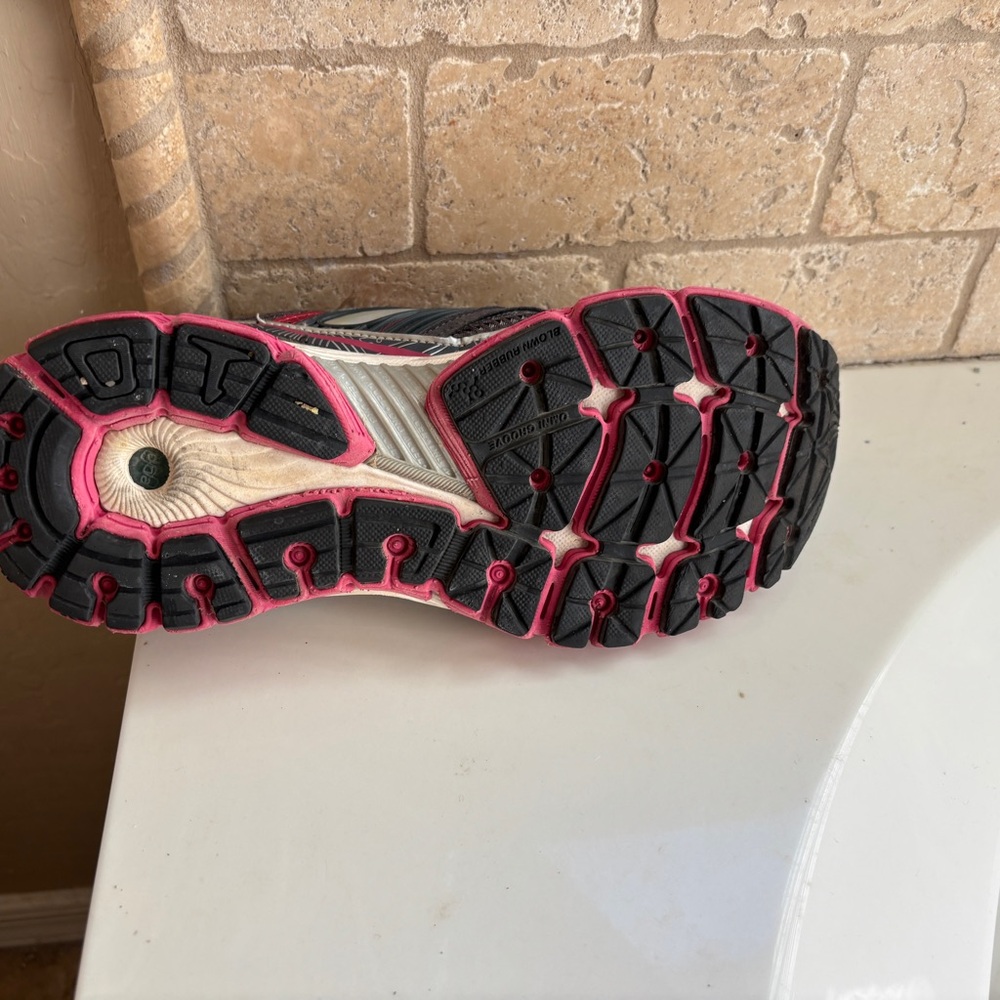 Brooks Gray and Pink Athletic Running Shoes Women’s Size 9 Running Sneakers - Picture 9 of 9
